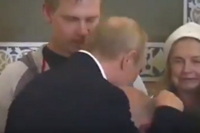 'Царь приехал!' Старик, целующий руки Путина, взбесил сеть. Видеофакт