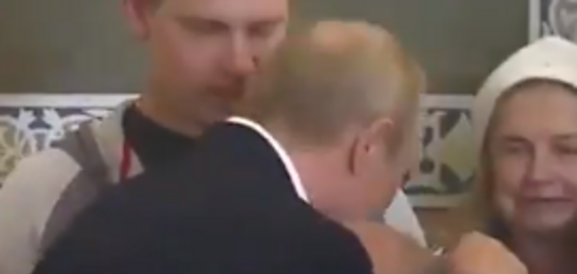 'Царь приехал!' Старик, целующий руки Путина, взбесил сеть. Видеофакт