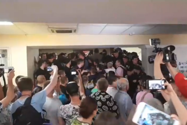 Киевсовет штурмовали протестующие: все подробности и видео