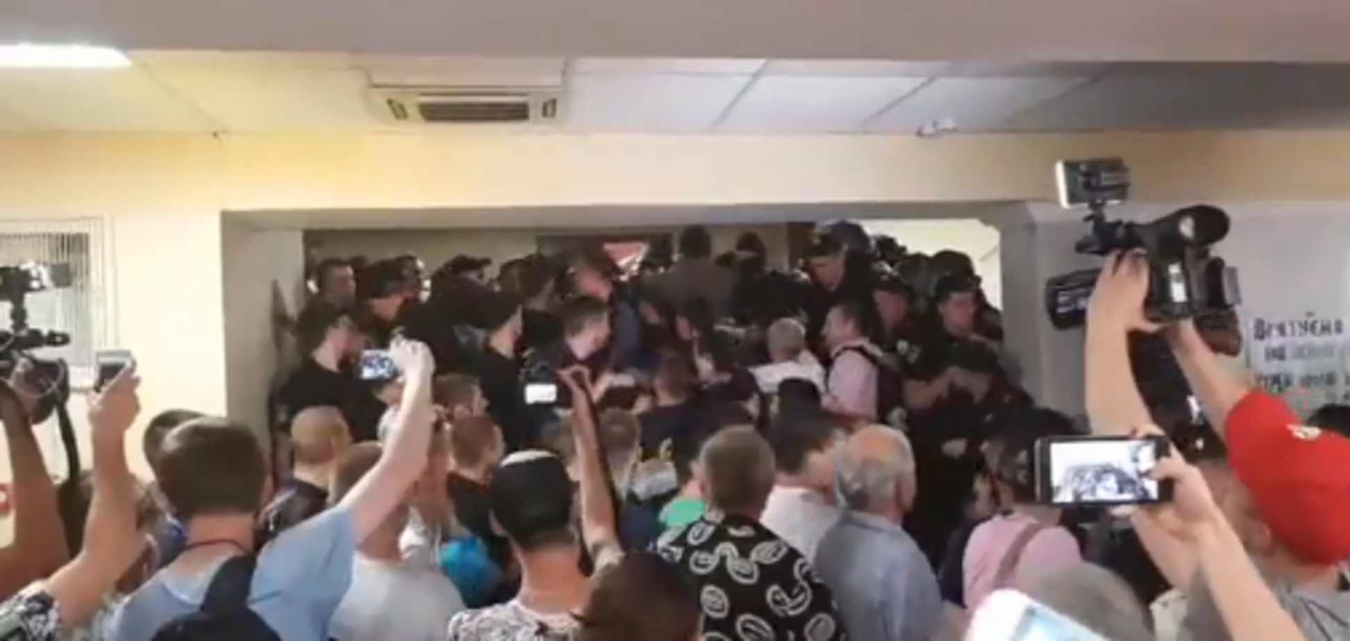 Київраду штурмували мітингувальники: всі подробиці і відео