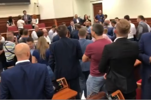 У Київраді відбулися сутички: момент потрапив на відео