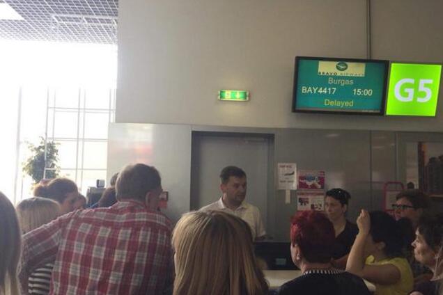 У київському аеропорту сотні туристів знову потрапили в пастку