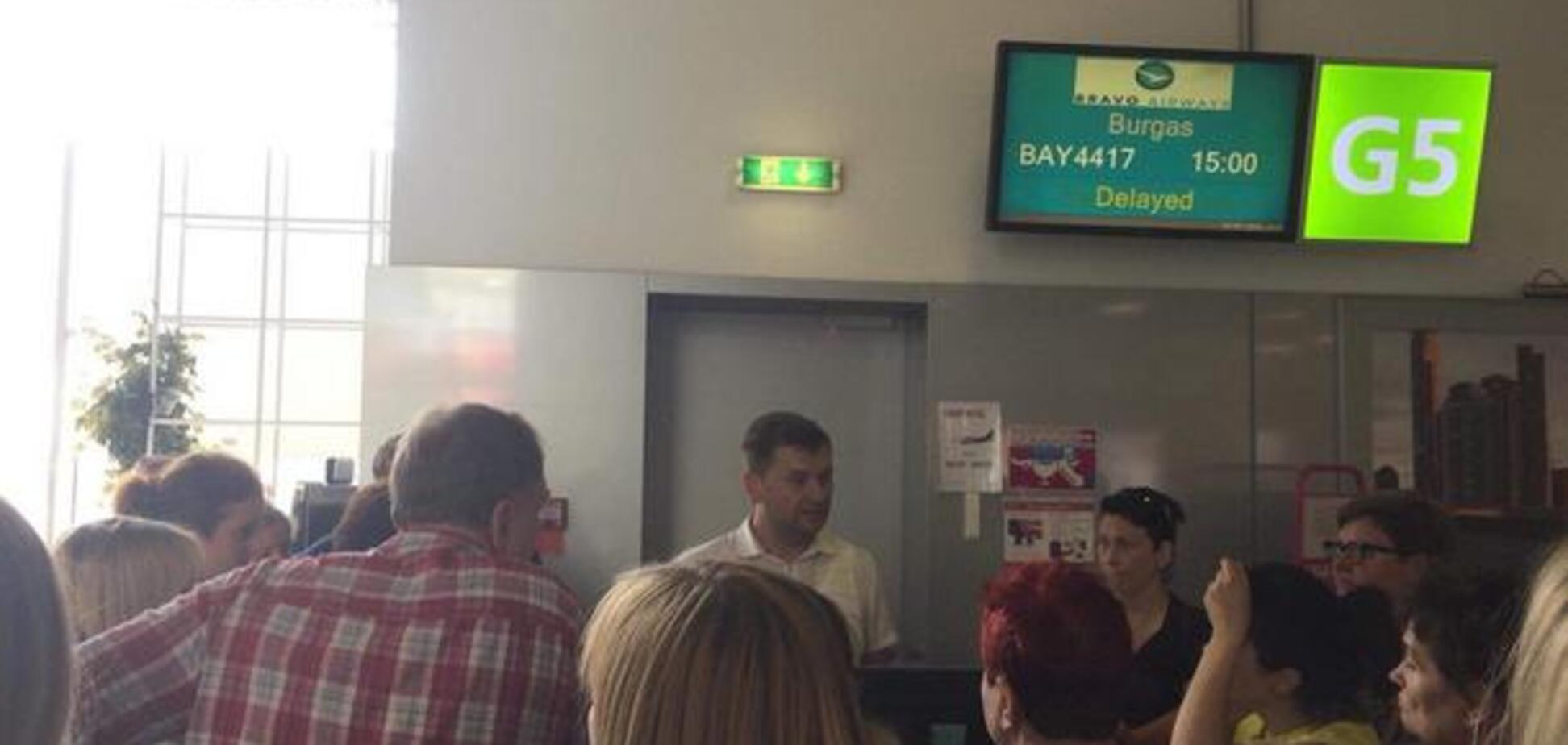 В киевском аэропорту сотни туристов снова попали в ловушку 