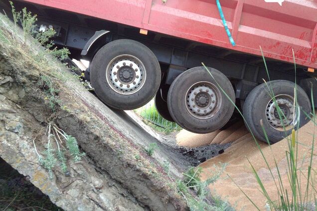 Под Днепром рухнул мост с грузовиком: фото ЧП