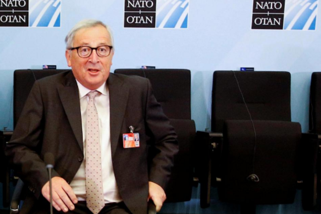 Скандал с 'пьяным' Юнкером: политика заметили в инвалидном кресле