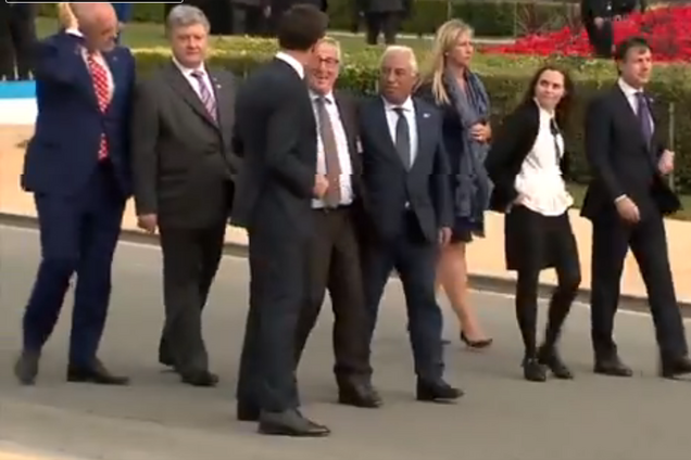 Порошенко удерживал: Юнкер заявился пьяным на саммит НАТО