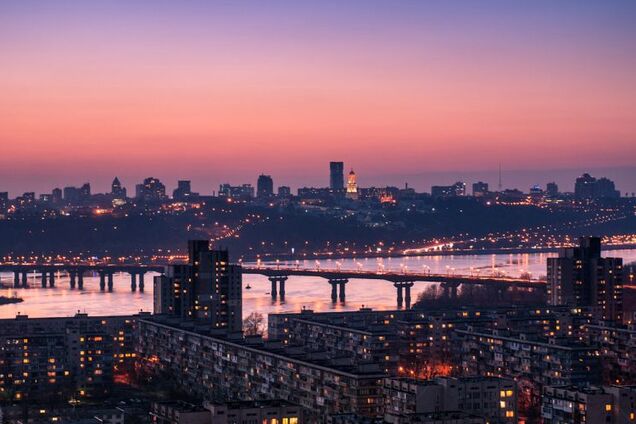 Вогні мегаполіса: як виглядає нічний Київ з висоти