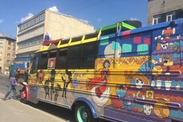 Автобус с болельщиками ЧМ-2018 сбил мотоциклиста: момент попал на видео