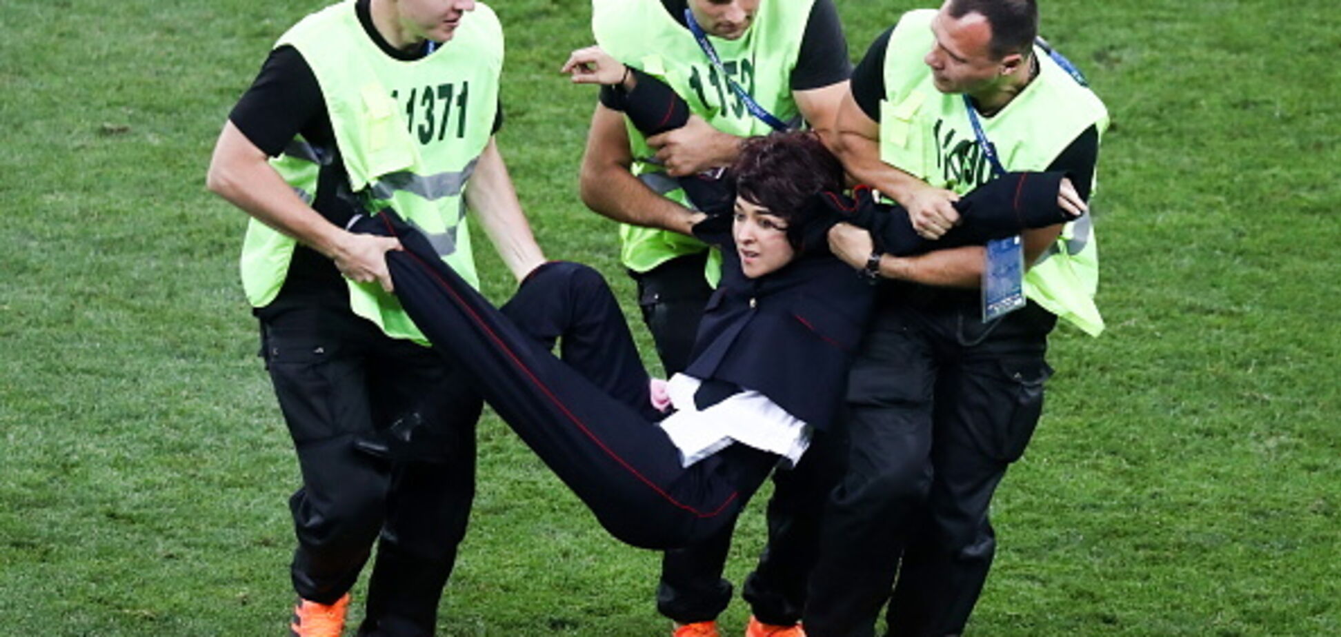 'Тварь, обос*али Россию?' Появилось видео с сорвавшими финал ЧМ-2018 активистами