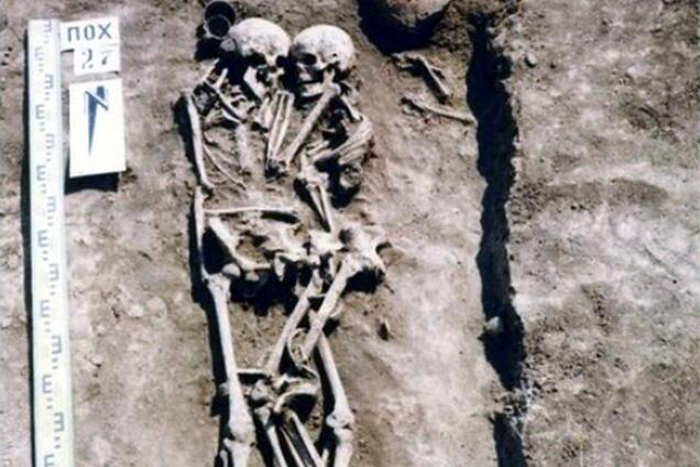 Выпили яд и легли: в Украине найдено уникальное захоронение влюбленных