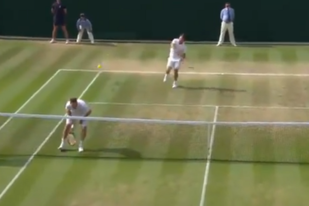 На Wimbledon знаменитый теннисист 'включил Неймара' и сорвал овации - опубликовано видео