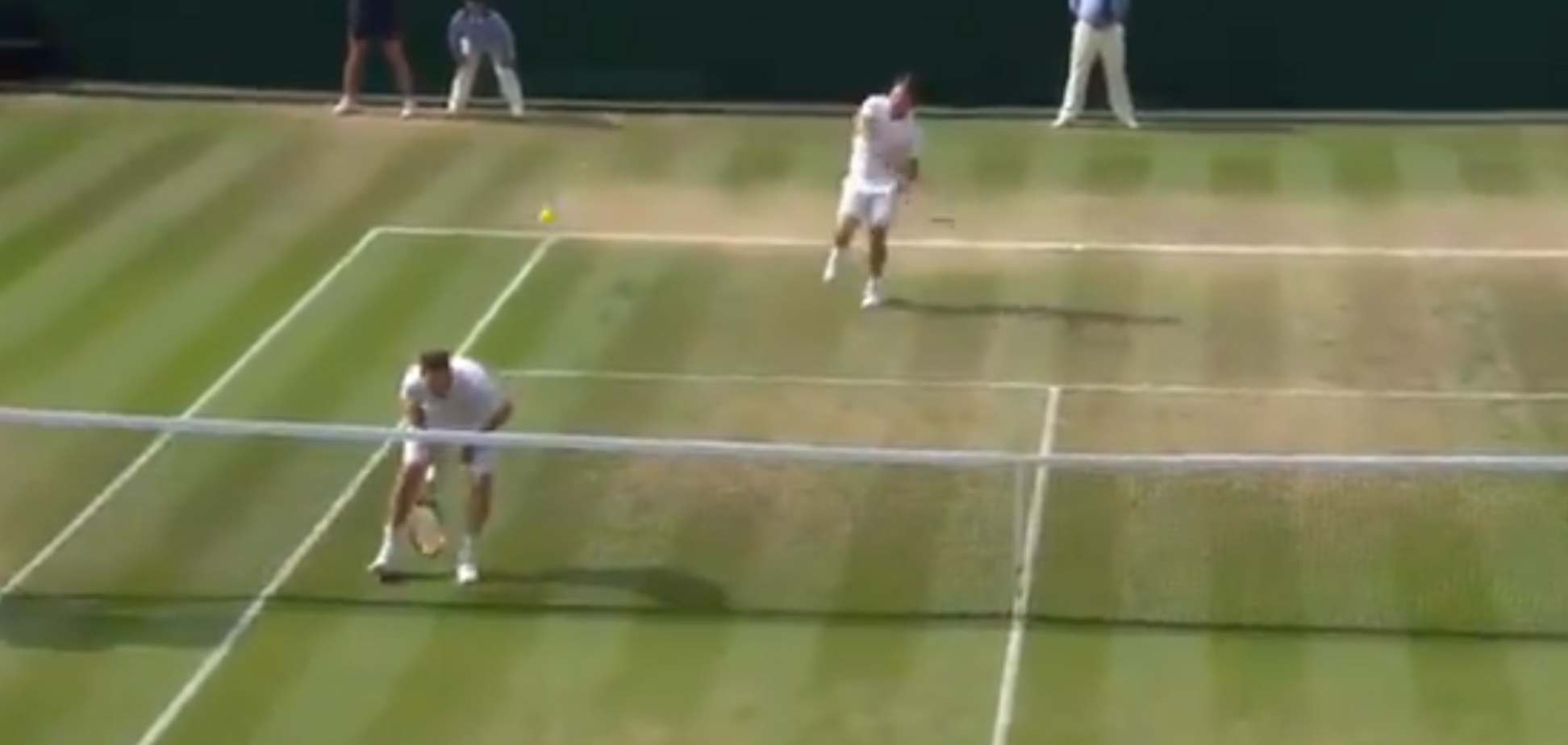 На Wimbledon знаменитый теннисист 'включил Неймара' и сорвал овации - опубликовано видео