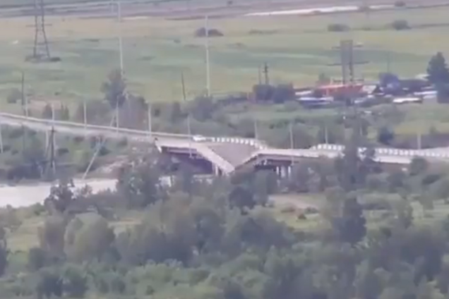 'Привет крымскому брату!' В России внезапно рухнул мост: момент попал на видео