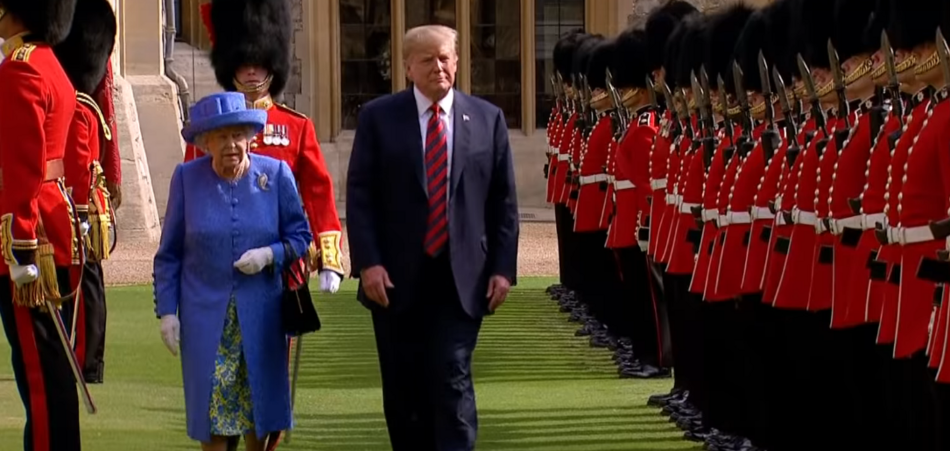 Трамп оконфузился на встрече с Елизаветой II: опубликовано видео