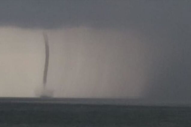 Мощный смерч в Азовском море сняли на видео