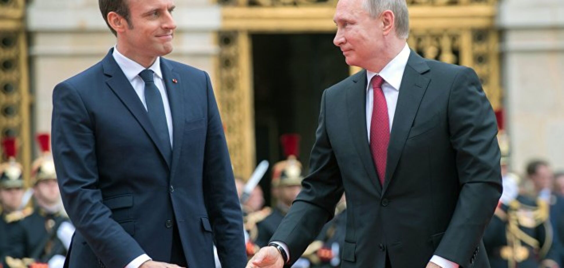 Поедает взглядом: странная реакция Путина на Макрона озадачила сеть. Фотофакт