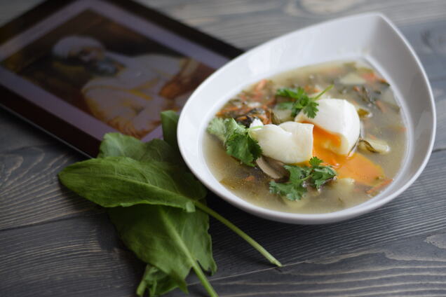 Зеленый борщ с кинзой и имбирем: рецепт от телеведущего