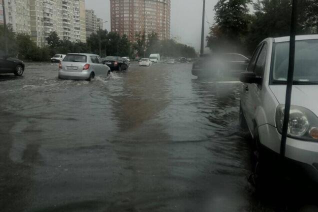 Киев 'поплыл' из-за мощного ливня: фото и видео стихии