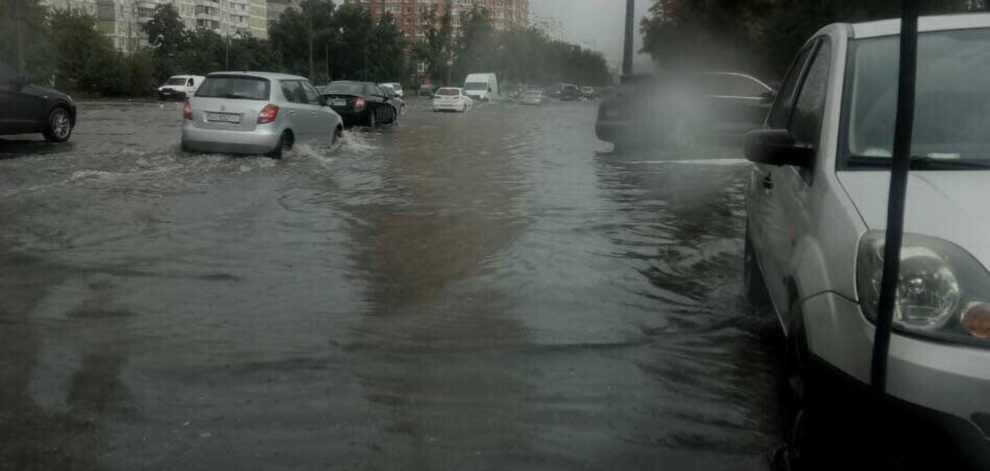 Київ 'поплив' через потужну зливу: опубліковані фото і відео