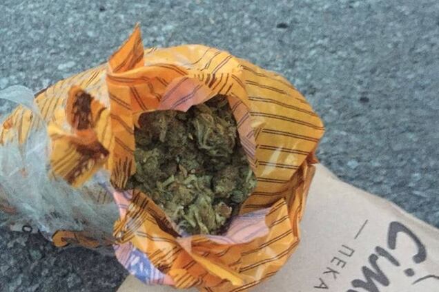 Сам взвешивал и фасовал: в Киеве задержали полицейского-наркодилера