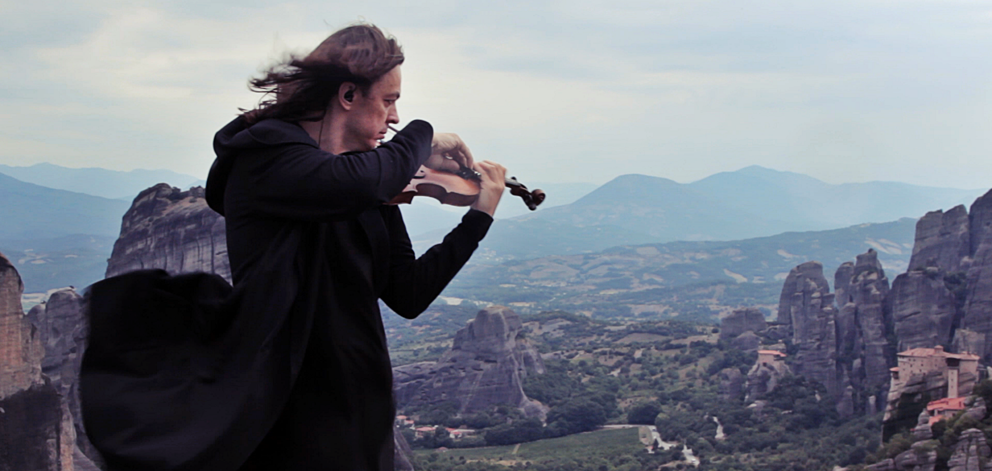 Скрипач из Украины сыграл в Греции на фоне шикарного пейзажа: красивое видео