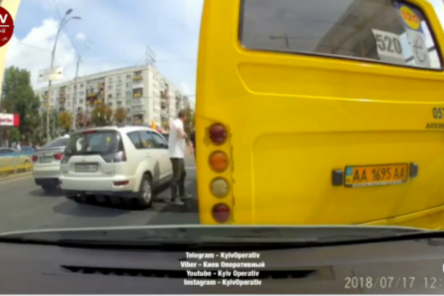 В Киеве водитель маршрутки устроил потасовку посреди дороги: опубликовано видео