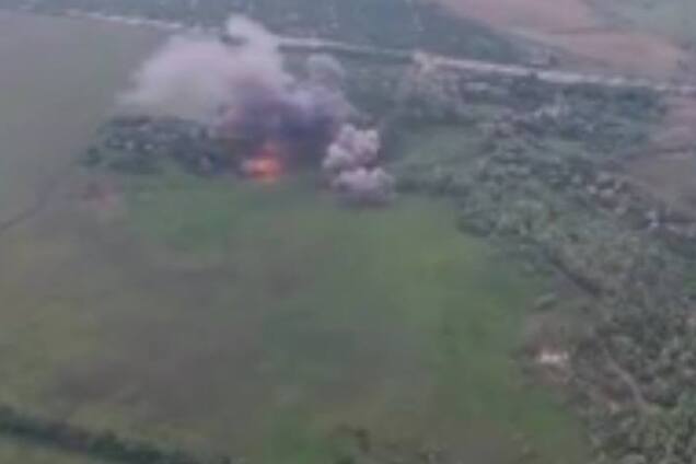 Димить і вибухає: в ЗСУ показали, як знищили позиції терористів