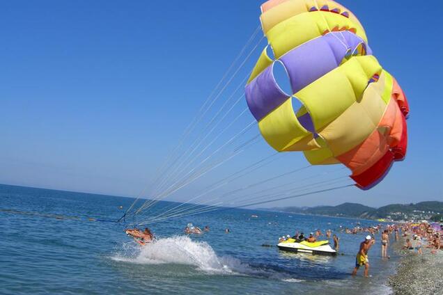 Взлетела вместе с мотоциклом: на пляже в Украине случилась трагикомедия