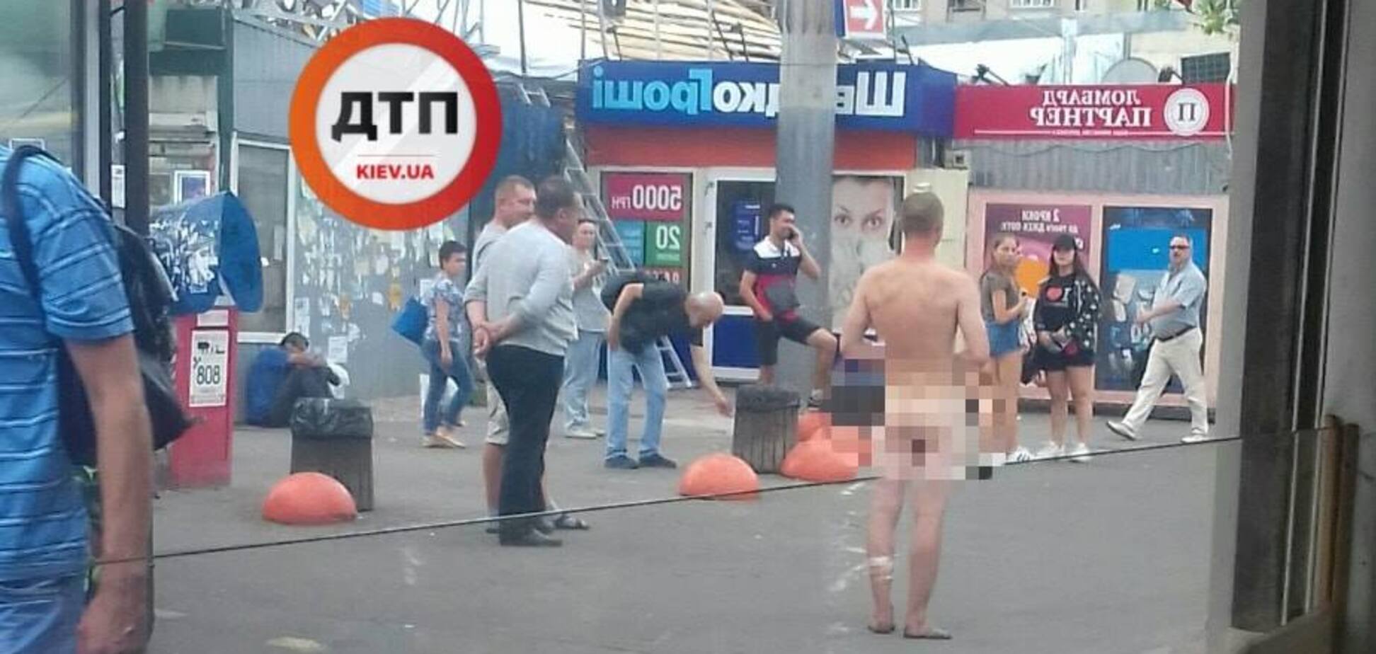 У Києві помітили голого чоловіка: фото безсоромника
