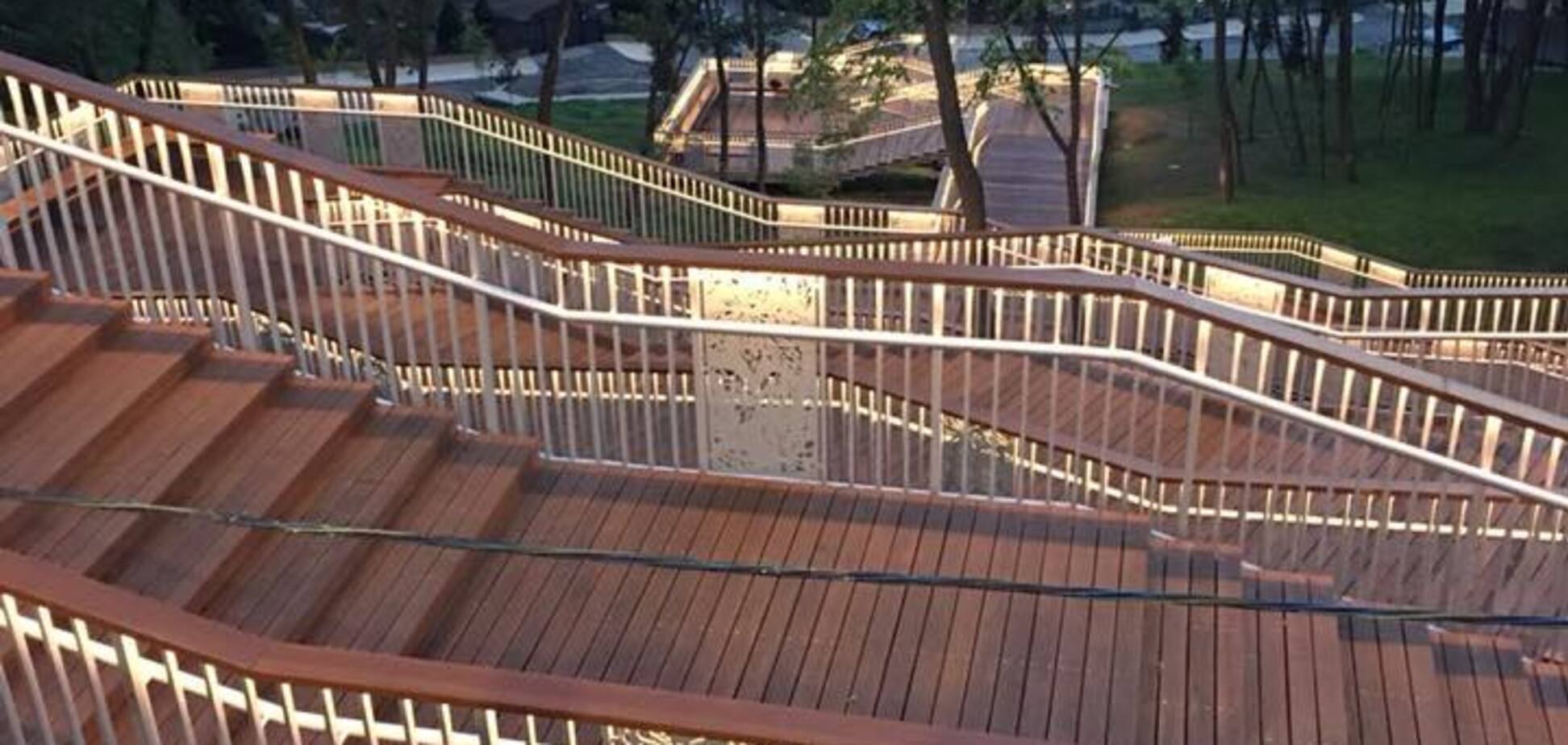 З камерами і туалетом: у Києві відкрили казково гарні сходи