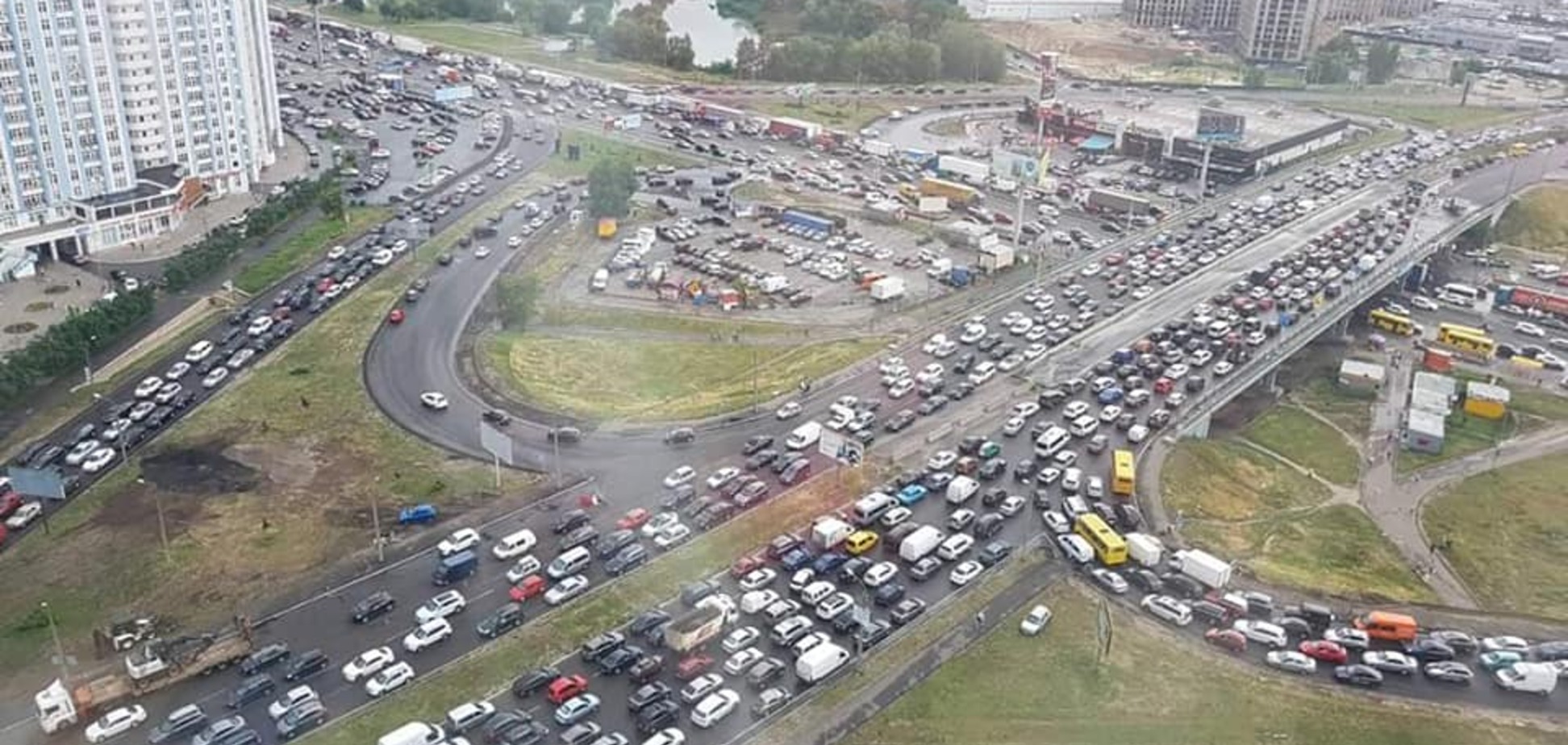 'Це ми такі бідні?' У мережі шоковані лютим затором у Києві