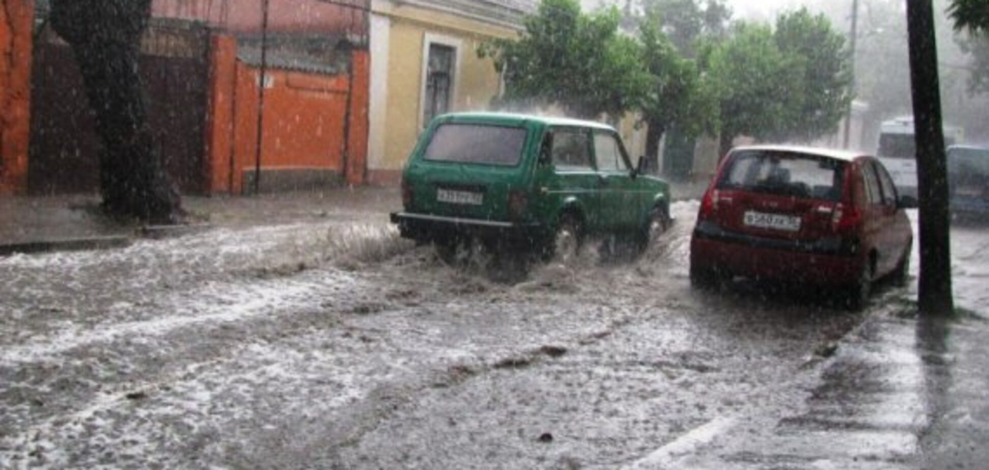 Крым затопило: появилось видео буйства стихии на полуострове