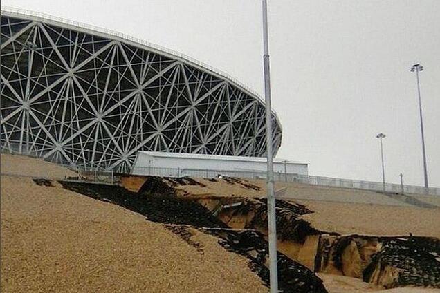 Стадион ЧМ-2018 в России за 16 млрд не пережил дождя
