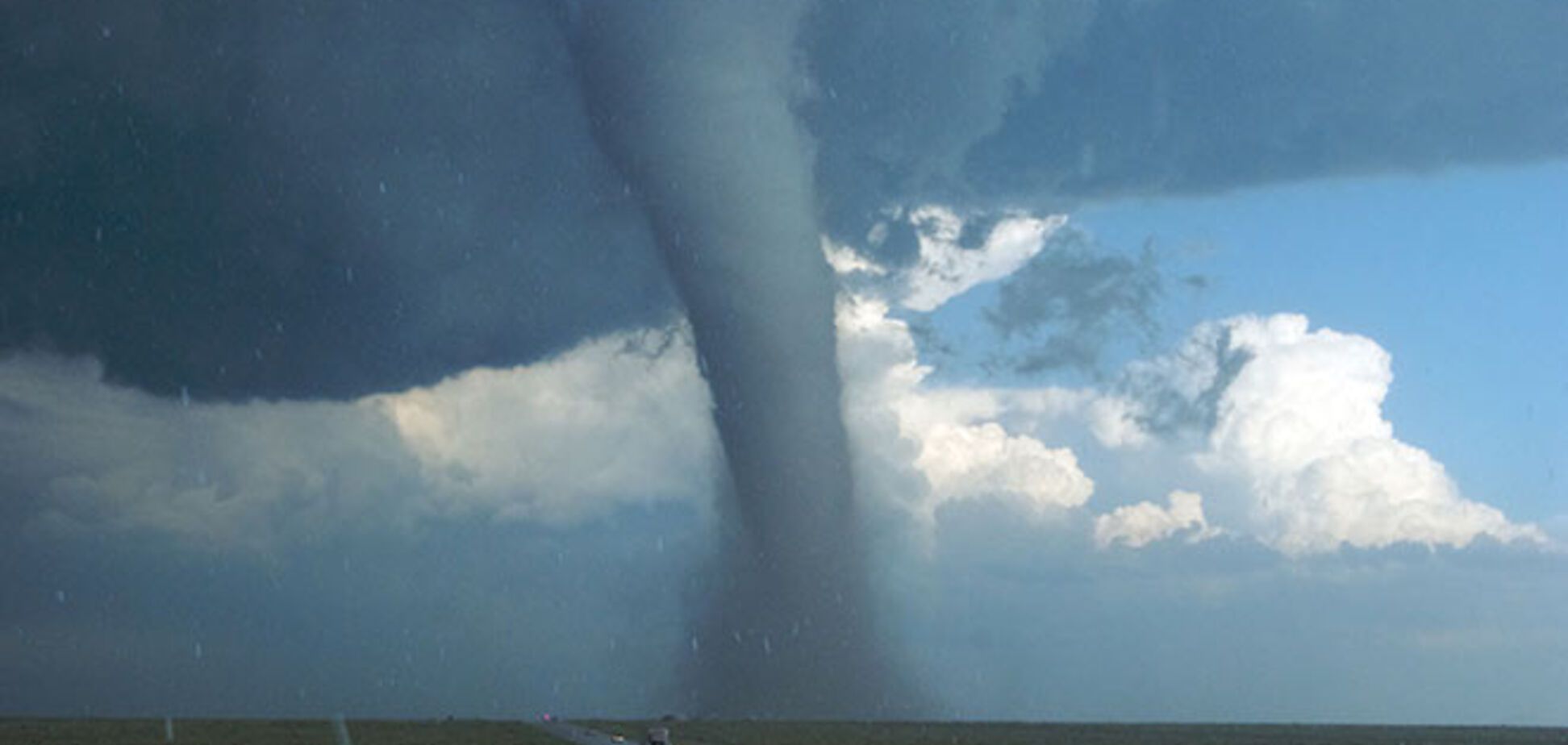 Частину України накриють небезпечні смерчі