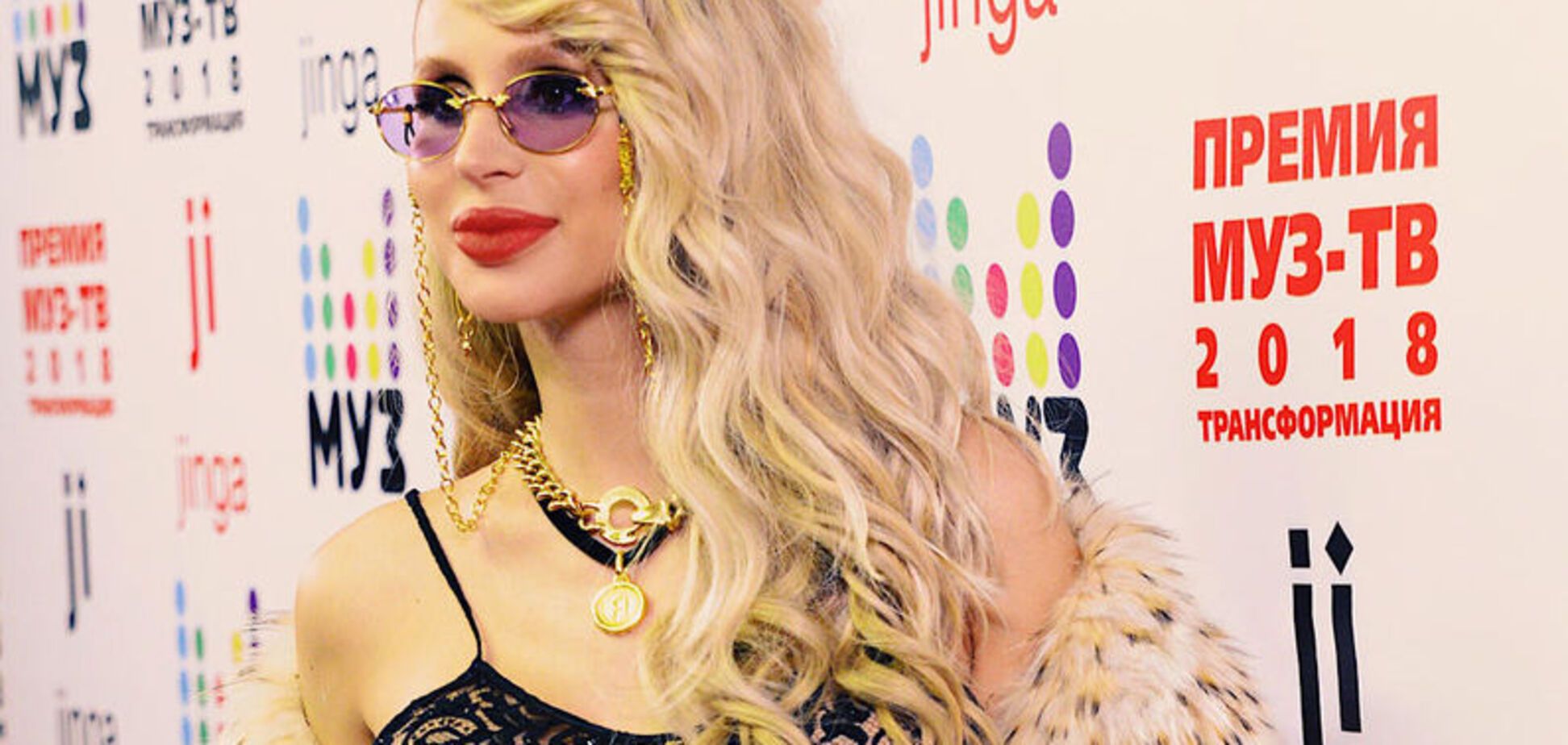 Лобода вызвала недоумение поцелуем с незнакомкой