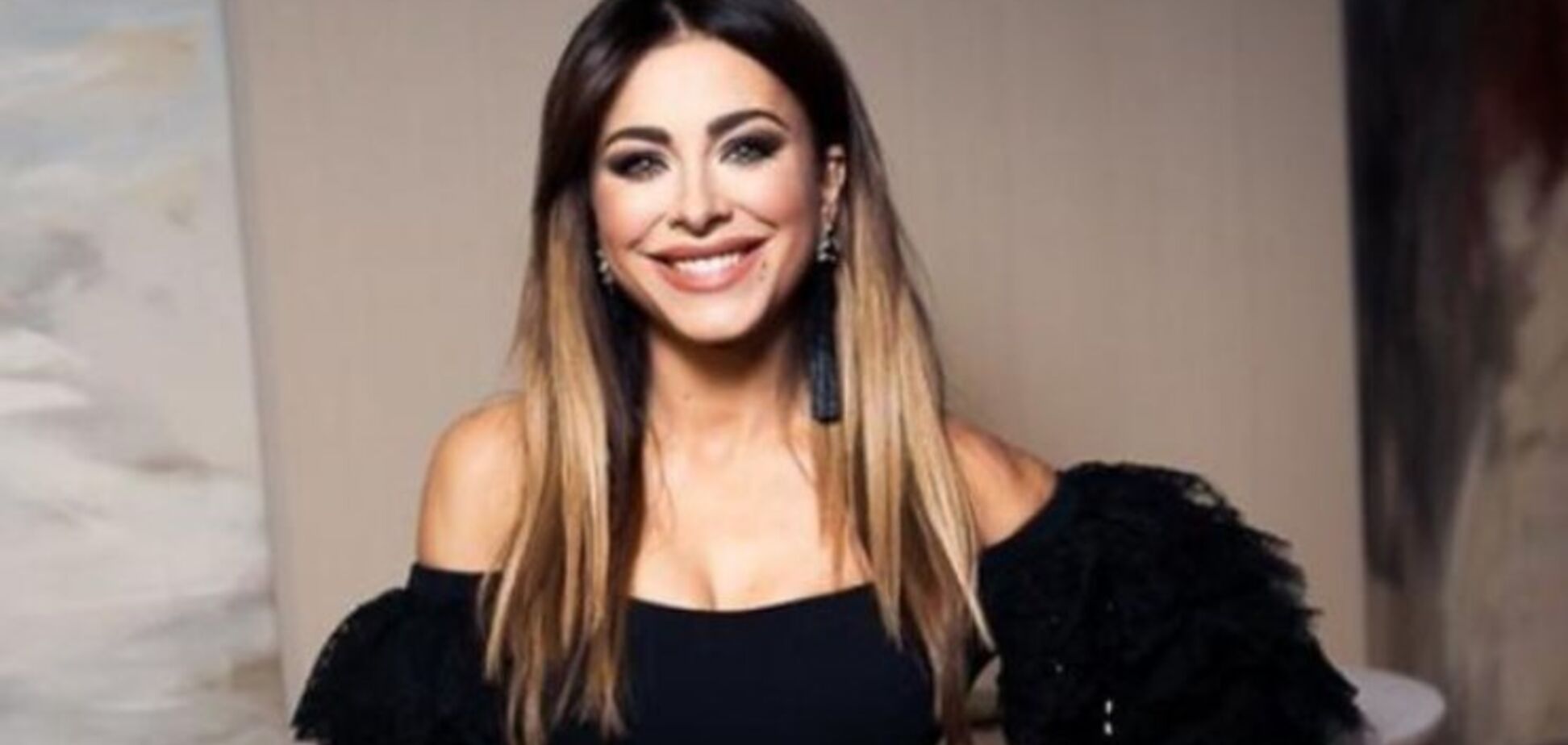 'Втомлена стара': Лорак розкритикували за фото у відвертому вбранні