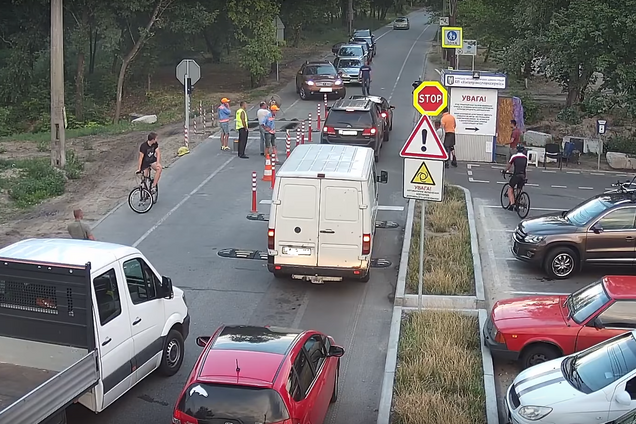 'Пример двух баранов': в Киеве водитель креативно избавился от пробки на дороге