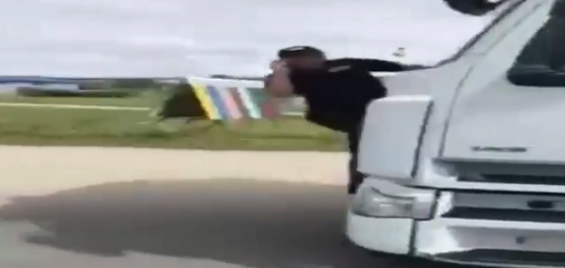 Інспектора тягли на капоті: з'явилося відео дивної ДТП під Чернівцями