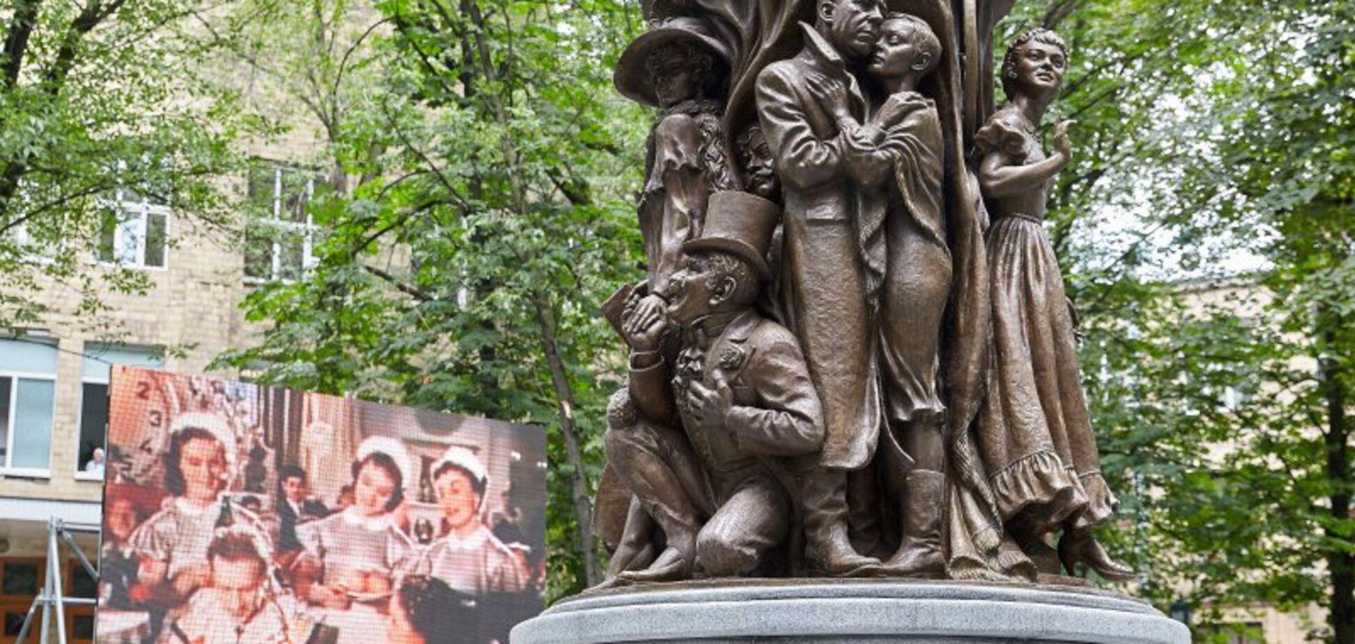 На новому пам'ятнику актрисі з РФ в Харкові знайшли грубі помилки