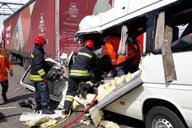 'Спочатку випала дівчинка': очевидці розповіли страшні подробиці ДТП під Житомиром