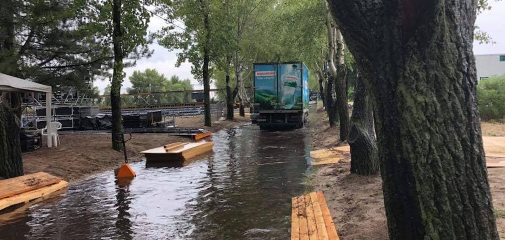 Дніпро затопило потужною зливою: фото і відео наслідків