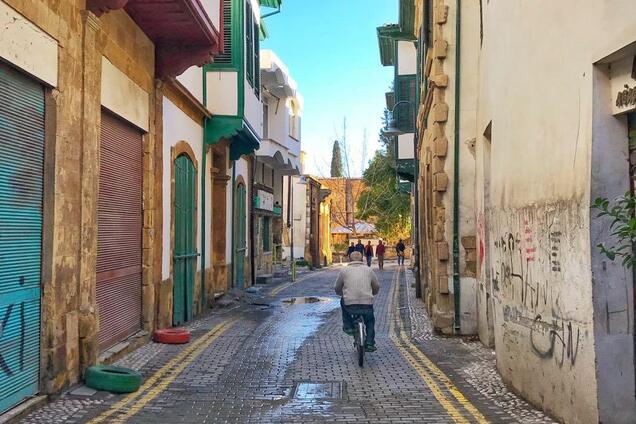 'Тут навіть бабусі носять підбори!' Як українку шокував острів сонця та квітів