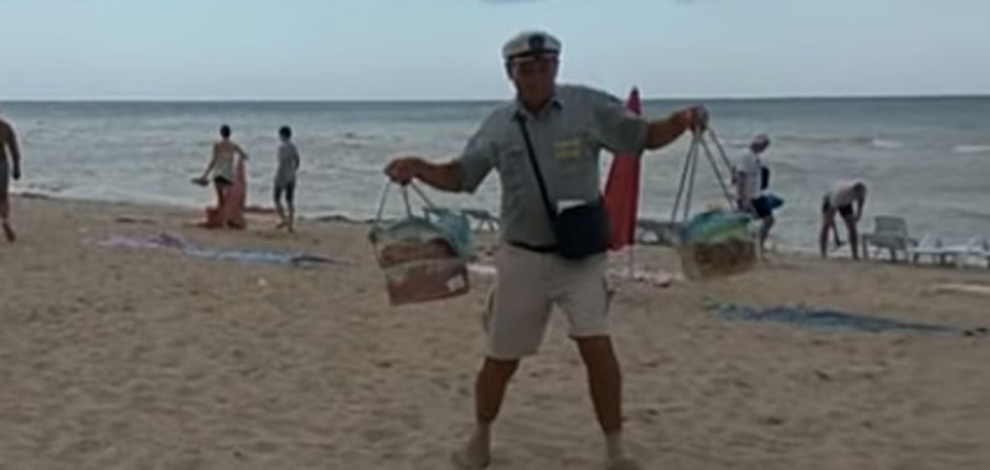 'Дядя Саша морячок': з'явилося відео з кумедним продавцем на курорті в Україні