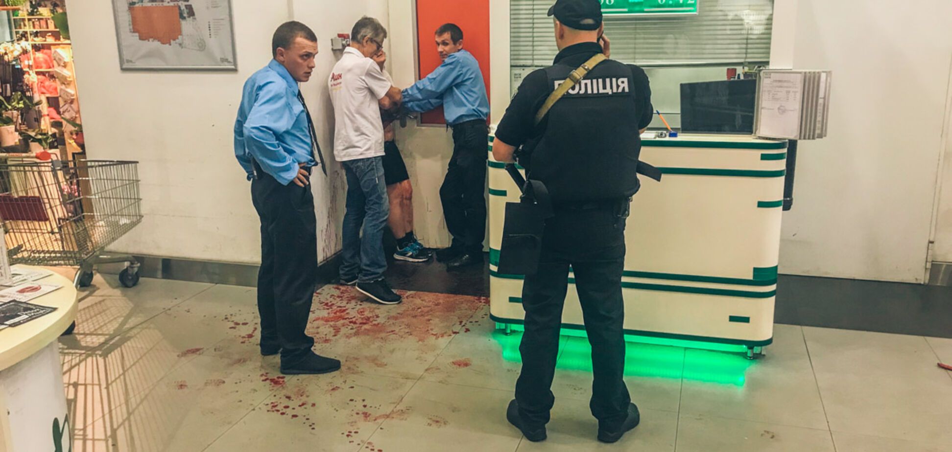 В киевском ТЦ средь бела дня женщина порезала себе вены