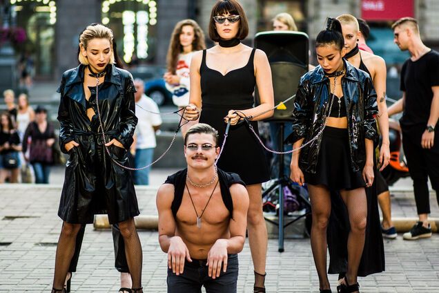 Латекс и цепи: украинская группа устроила дерзкое БДСМ-шоу в центре Киева