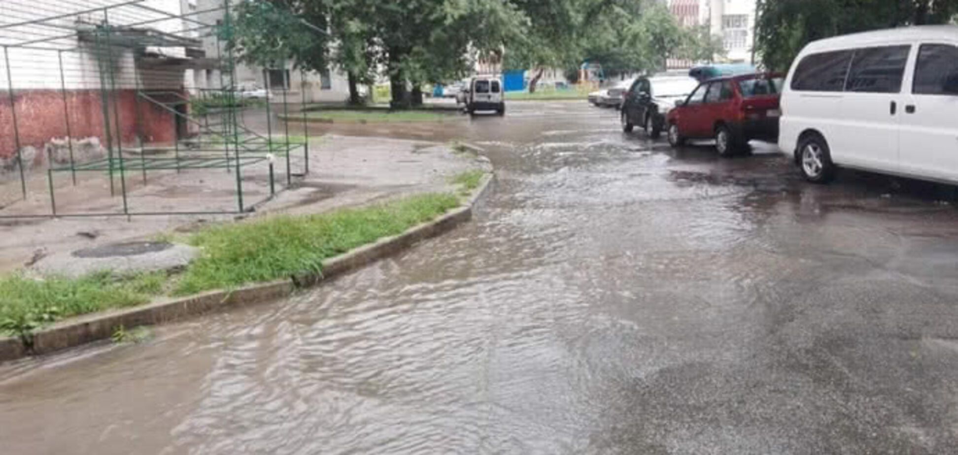 У Києві та Чернігові потужні зливи затопили вулиці