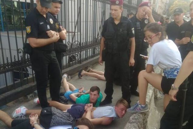 Фанати в Одесі перед Суперкубком влаштували бійку і пограбували жінку