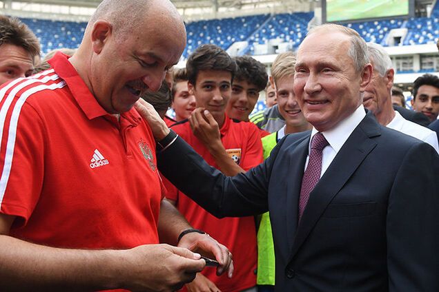 Черчесова высмеяли в сети за "рабский" поступок на встрече с Путиным