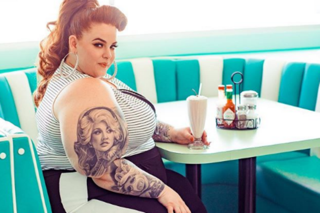 Самая толстая модель снялась голой в ванной с сыном: провокационное фото