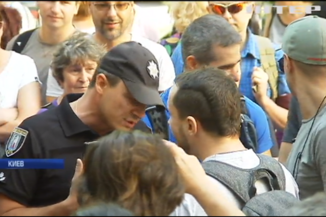 'Куда премии ушли?' В Киеве из-за 'Нафтогаза' устроили разборки под зданием НКРЭ